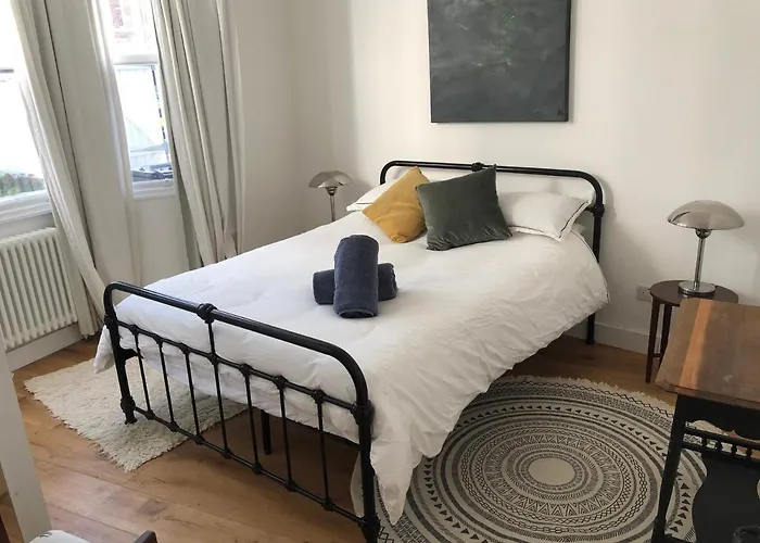 Poets Rest, Free Parking, Ev Socket Fees Apply Walk To Beach