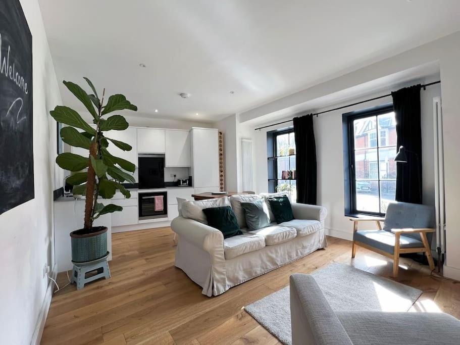 Poets Rest, Free Parking, Ev Socket Fees Apply Walk To *